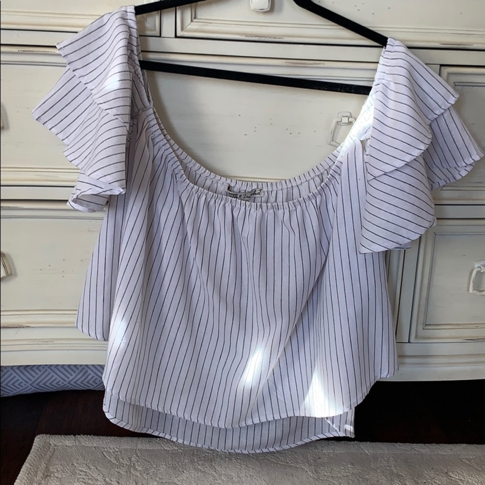 Off the shoulder flouncy top. Striped pattern.